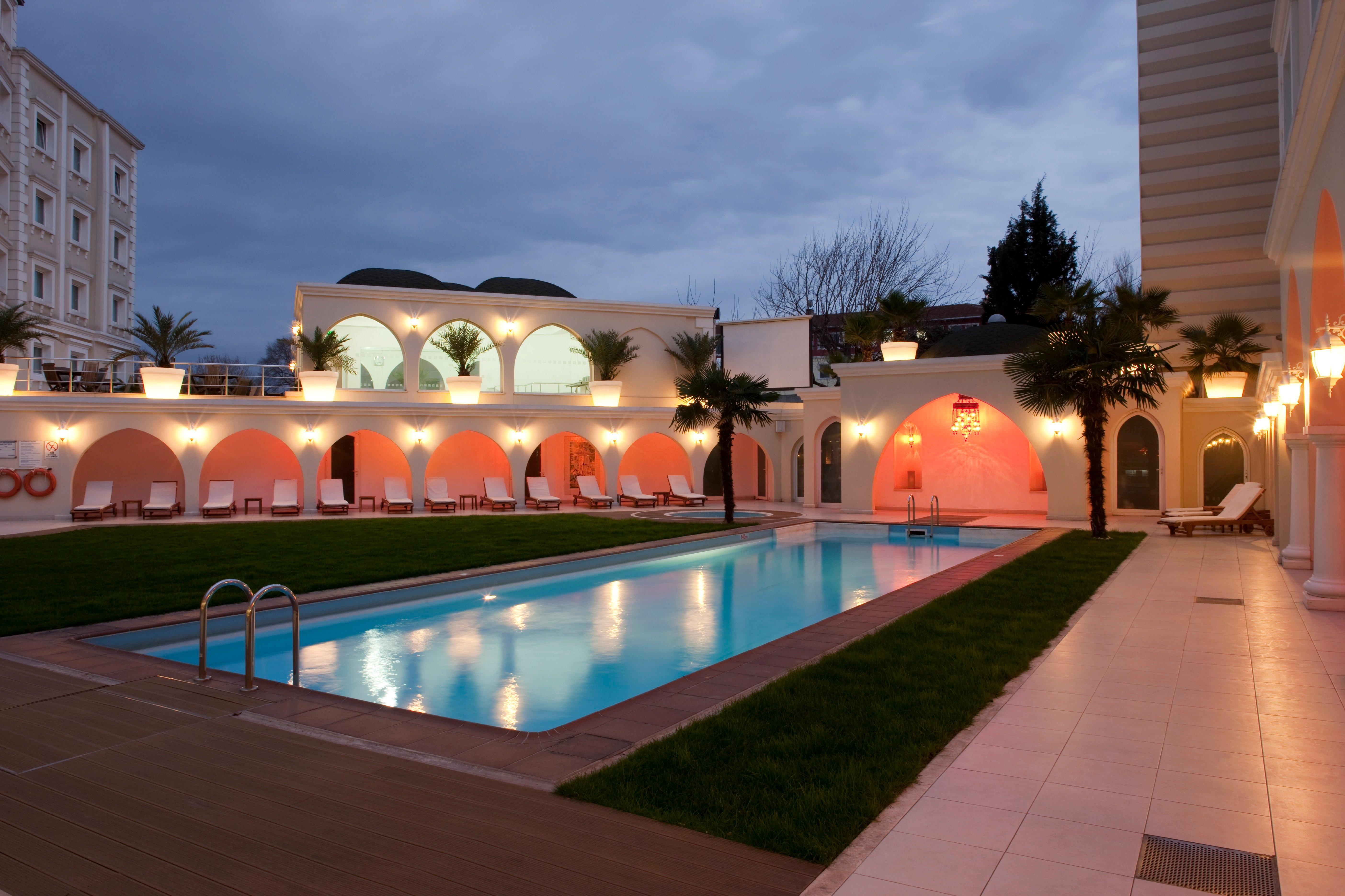 Holiday Inn Istanbul City By Ihg Exterior foto The swimming pool at the hotel