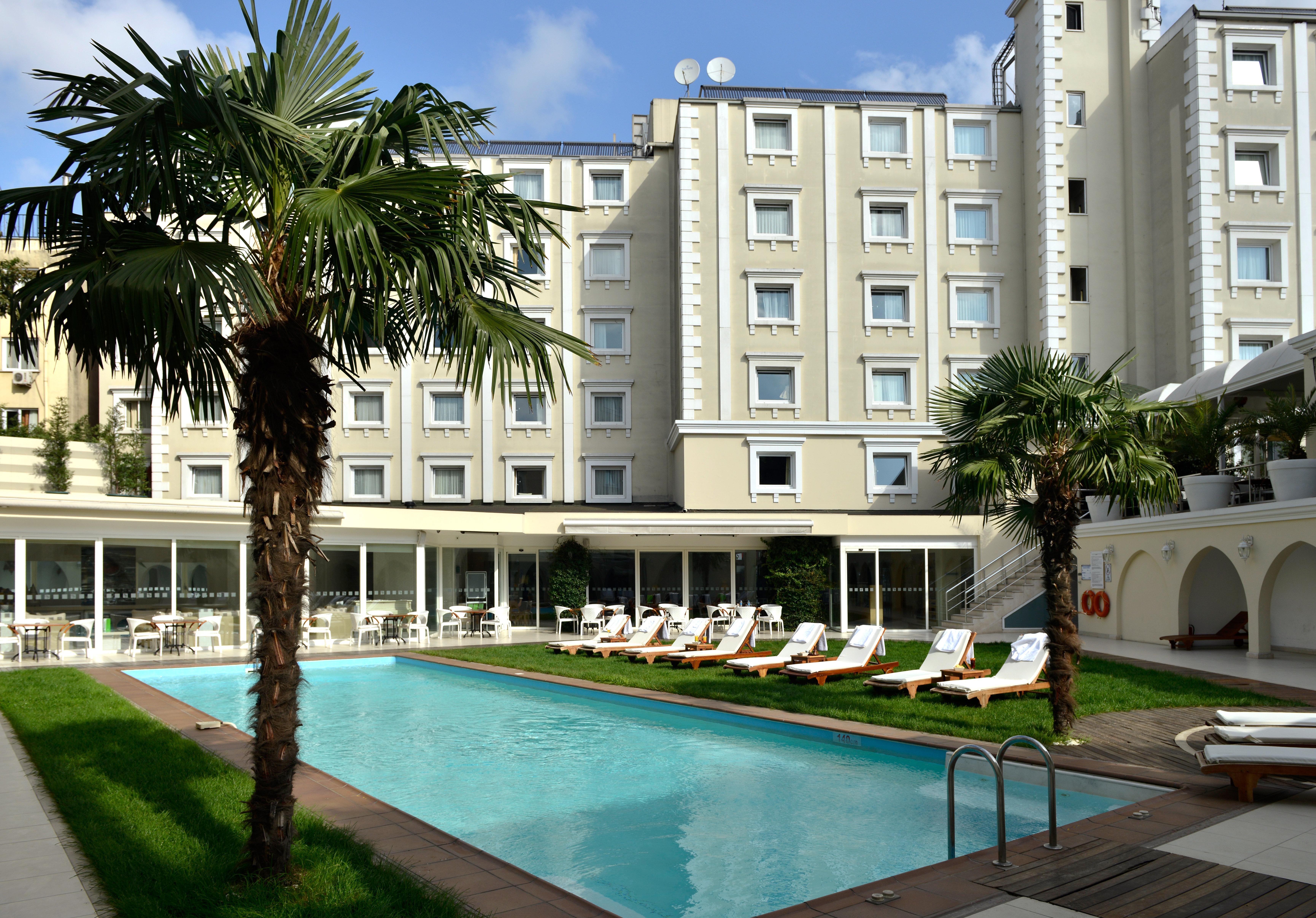 Holiday Inn Istanbul City By Ihg Exterior foto The hotel's swimming pool