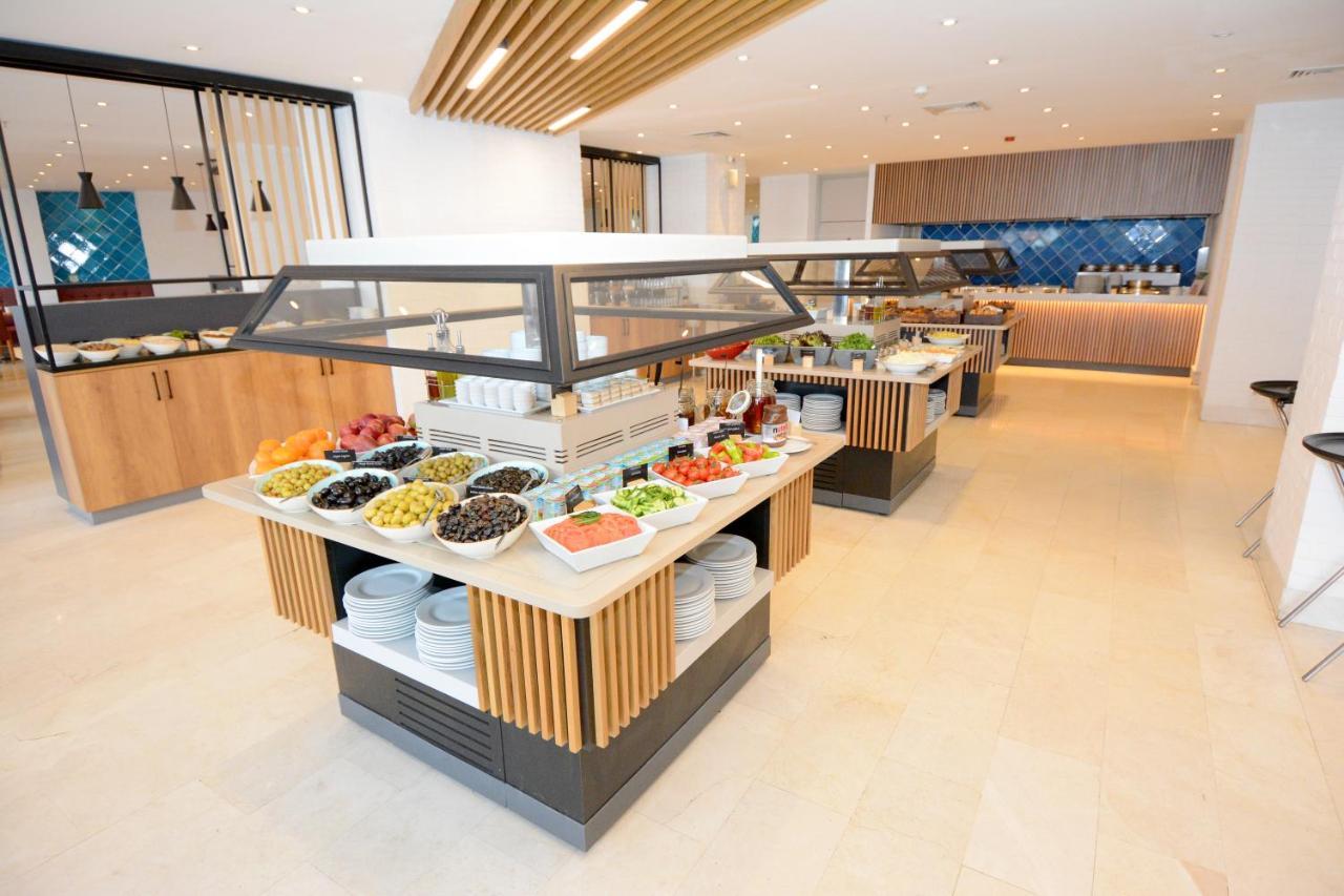 Holiday Inn Istanbul City By Ihg Exterior foto The buffet at the lounge