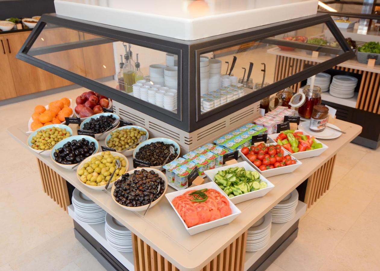 Holiday Inn Istanbul City By Ihg Exterior foto A salad bar