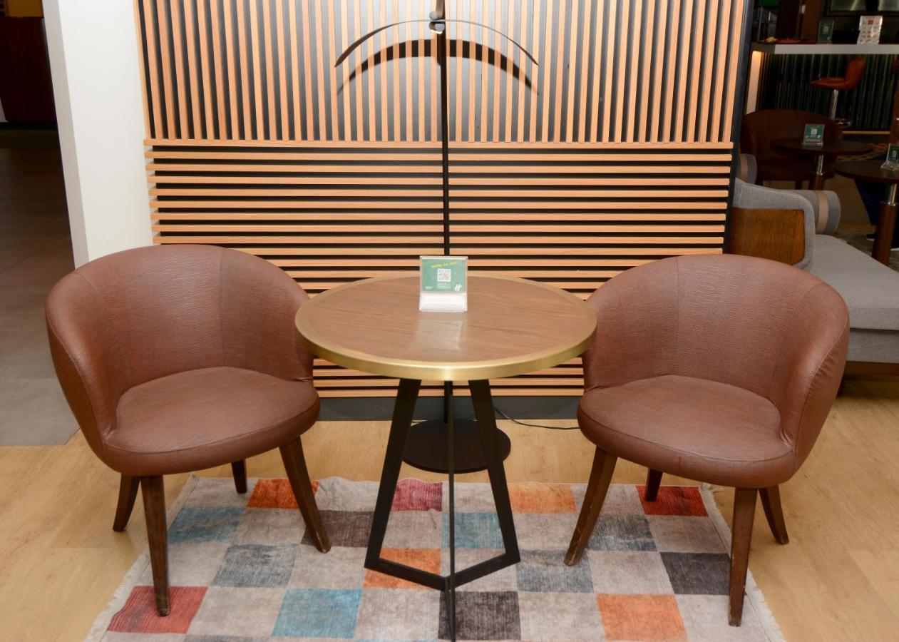 Holiday Inn Istanbul City By Ihg Exterior foto A pair of chairs and a table