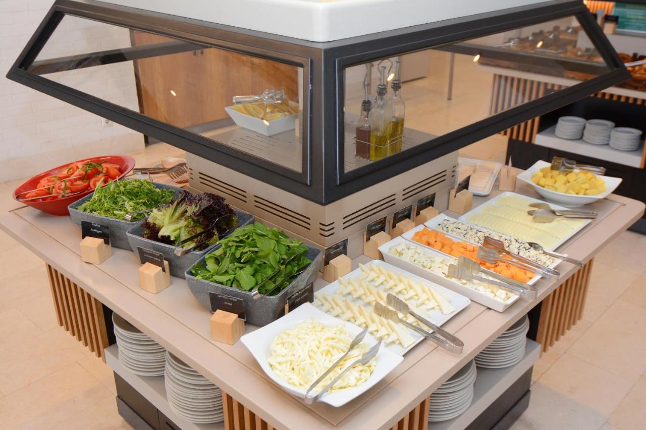 Holiday Inn Istanbul City By Ihg Exterior foto A salad bar