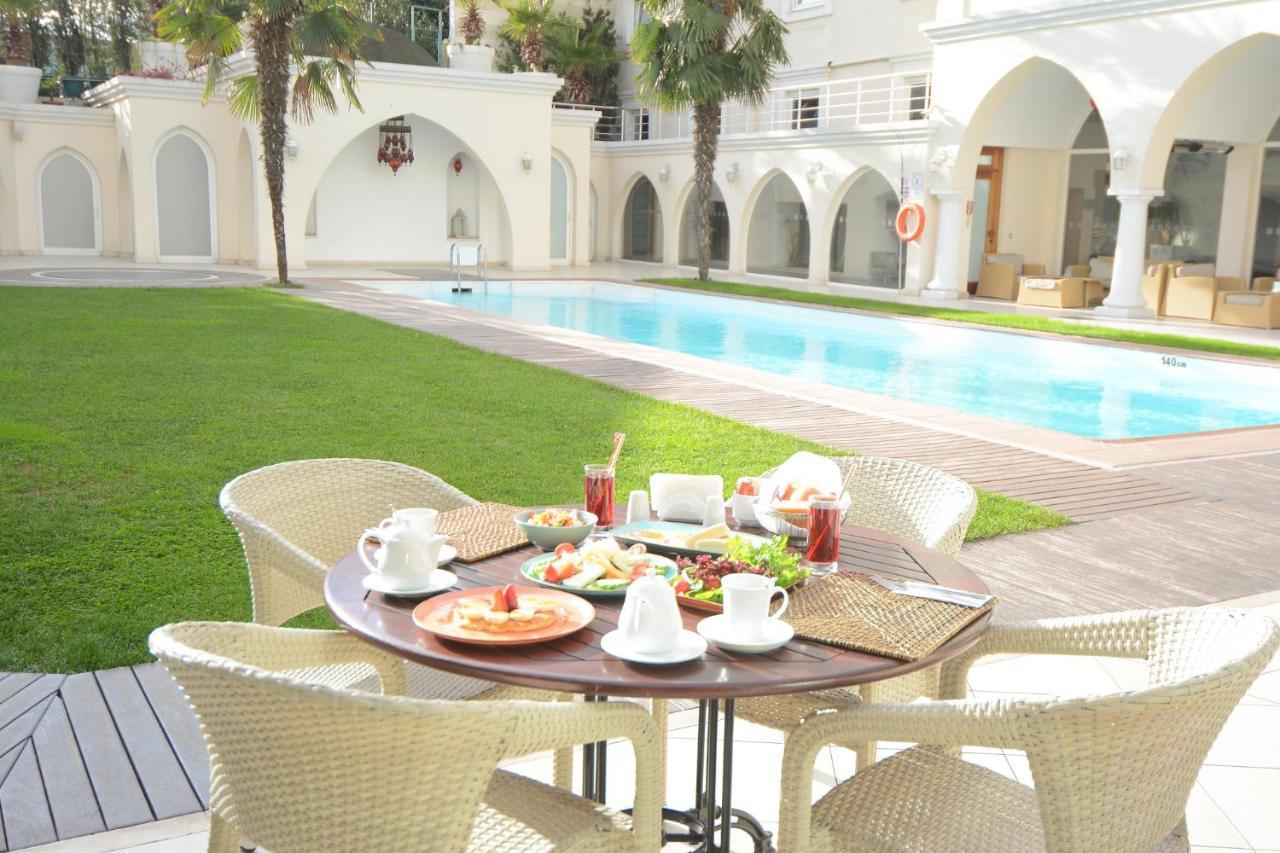Holiday Inn Istanbul City By Ihg Exterior foto The pool at the hotel