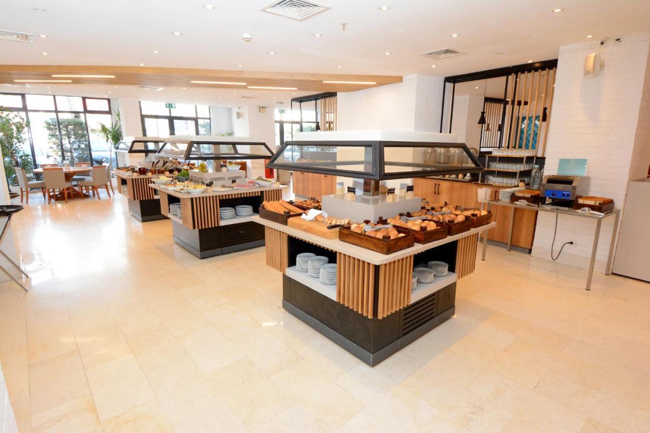 Holiday Inn Istanbul City By Ihg Exterior foto A buffet at a hotel