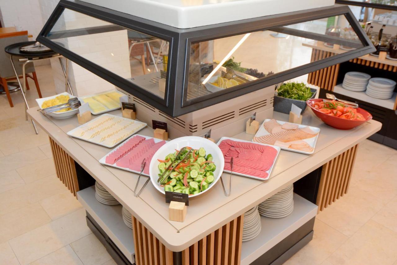 Holiday Inn Istanbul City By Ihg Exterior foto A salad bar