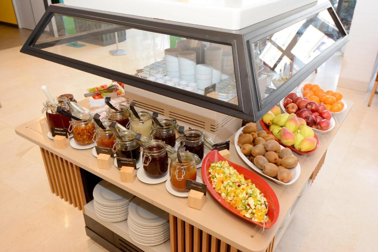 Holiday Inn Istanbul City By Ihg Exterior foto A display case with food